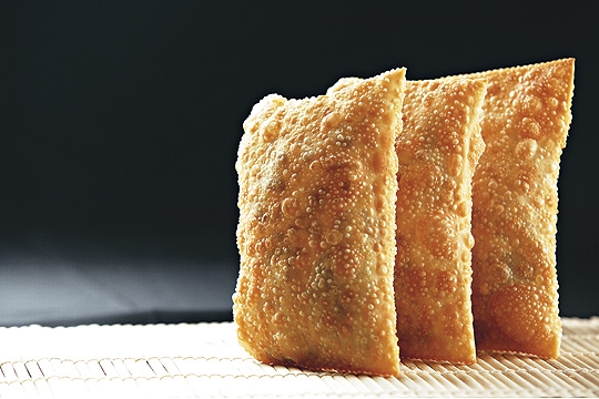 Bem recheadas e sequinhas: as frituras levam cachaça na massa Bem recheadas e sequinhas: as frituras levam cachaça na massa