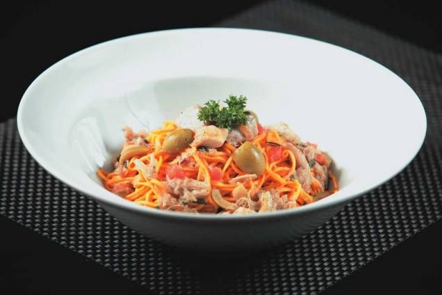 Tagliolini ao ragu de coelho e azeitona verde: opção do italiano Zucco Tagliolini ao ragu de coelho e azeitona verde: opção do italiano Zucco