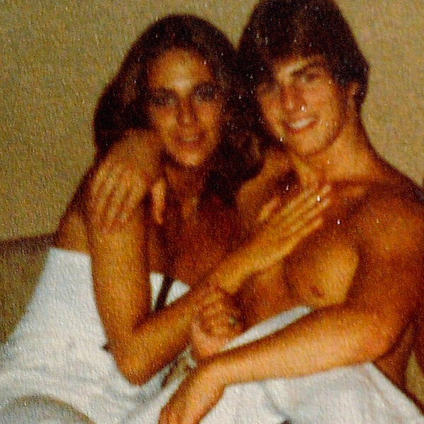 Primeira namorada de Tom Cruise revela detalhes sobre o astro e mostra fotos antigas