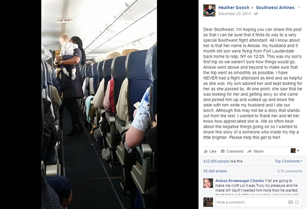 Mãe faz desabafo emocionante para agradecer aeromoça que cuidou do filho durante voo