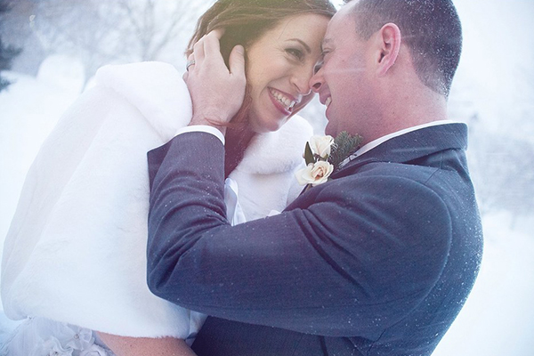 Noivos enfrentam nevasca e registram casamento com fotos dignas de contos de fada