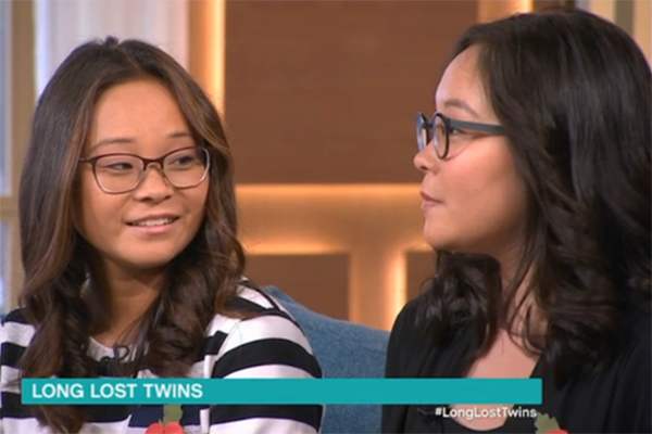 Separadas no nascimento, irmãs gêmeas se reencontram sem querer com ajuda da internet