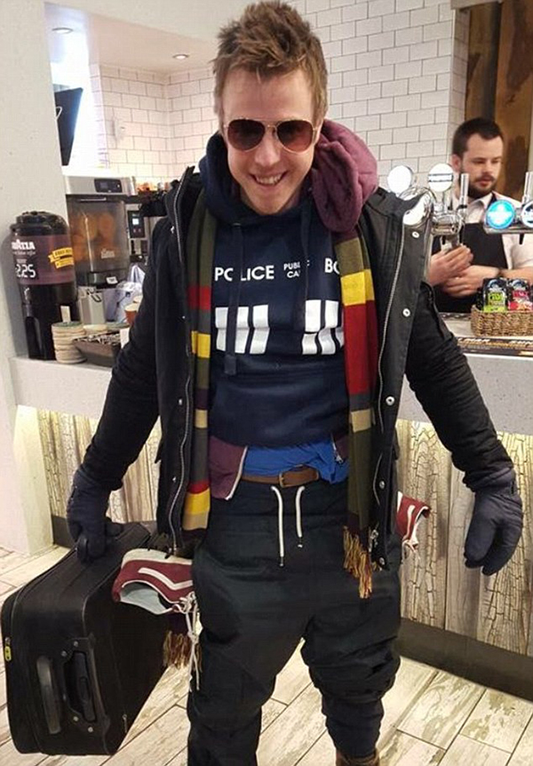 Passageiro encontra solução nada convencional para evitar pagar taxa de bagagem antes de voo