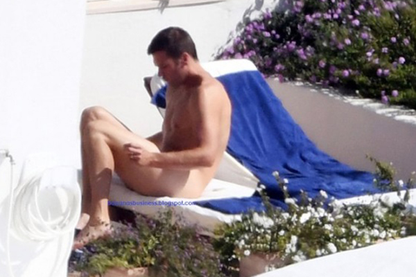 Tom Brady, marido da modelo Gisele Bündchen, é flagrado tomando sol nu na Itália