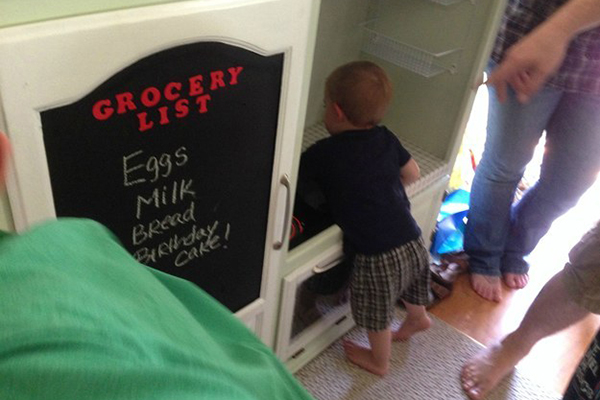 Pai dá resposta perfeita após ser criticado por ter construído cozinha de brinquedo para filho