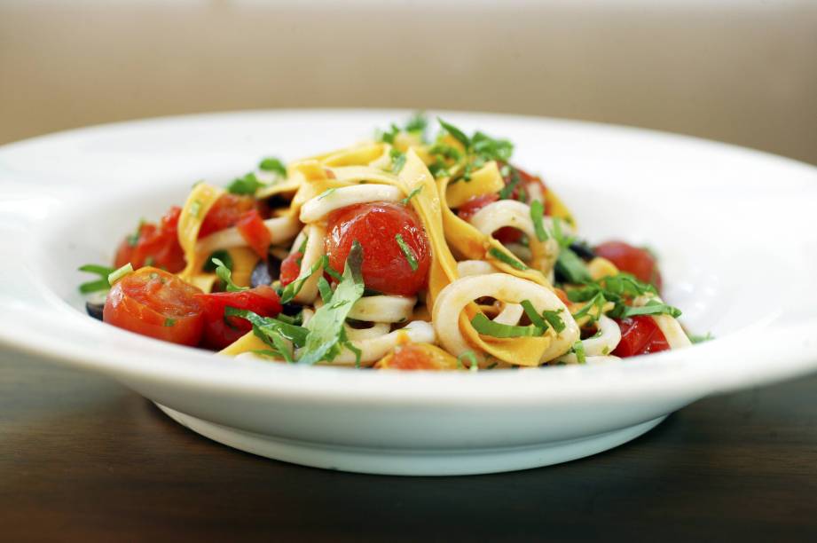 Fettuccine com lula, tomate-cereja, rúcula e azeitonas ao forno