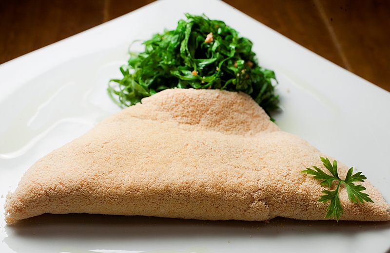 Crepe de tapioca recheado de abóbora e carne-seca, acompanha couve refogada