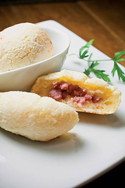 Para petiscar, o pão de queijo da Serra da Canastra e tapioca com linguiça é assado na hora