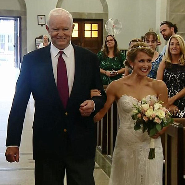 Noiva é acompanhada ao altar por homem que recebeu coração doado pelo pai dela