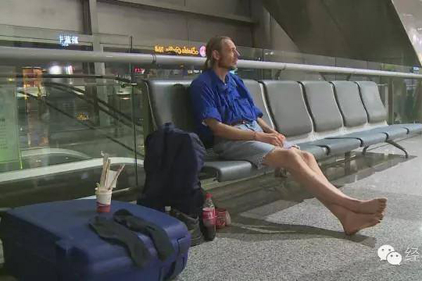 Homem vai parar no hospital após viajar 4 500 quilômetros para encontrar “namorada” virtual