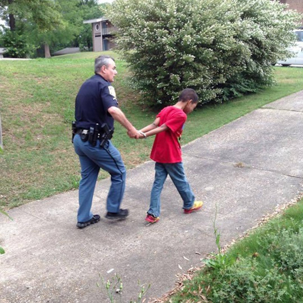 Mãe “prende” filho de 10 anos para ensiná-lo a se comportar