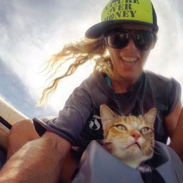 Esta mulher está viajando o mundo na companhia de sua gata e está registrando a aventura em belas fotos 