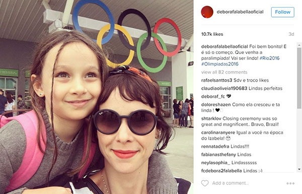 Em raro clique, Débora Falabella posa ao lado da filha, Nina, para celebrar Olimpíada do Rio de Janeiro