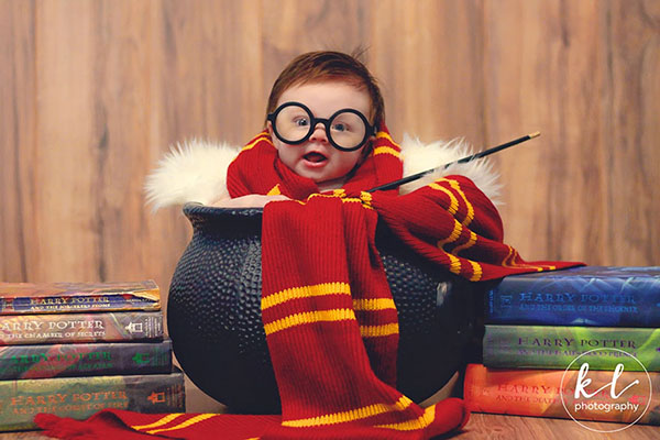 Fã de “Harry Potter” se inspira na saga de J.K. Rowling para ensaio fotográfico da filha de 3 meses de idade
