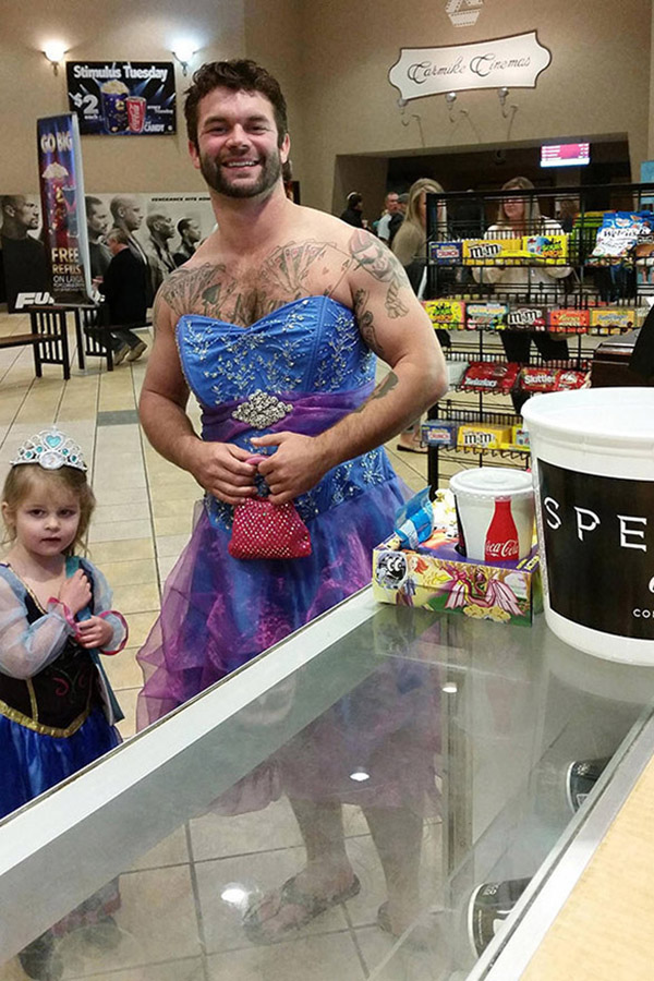 Garotinha fica constrangida de ir vestida como princesa para estreia de filme e seu tio a ajuda