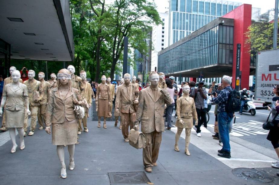 Intervenção urbana: performance Cegos na Avenida Paulista em 2012