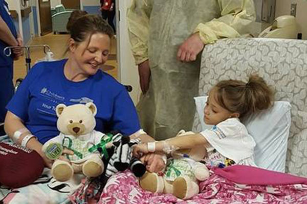 Professora doa rim para aluna após descobrir que menina de 8 anos de idade sofre com doença séria