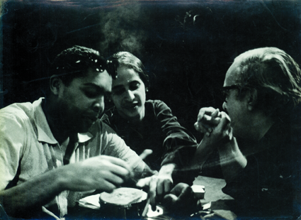 Gilberto Gil com Maria Bethânia e Vinicius de Moraes Gilberto Gil com Maria Bethânia e Vinicius de Moraes