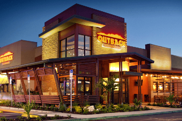 O que acontece se você juntar emojis e batata frita? O Outback tem a resposta perfeita para a questão