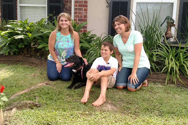 Após perder sua mascote, garotinho é flagrado por câmeras abraçando cachorro do vizinho