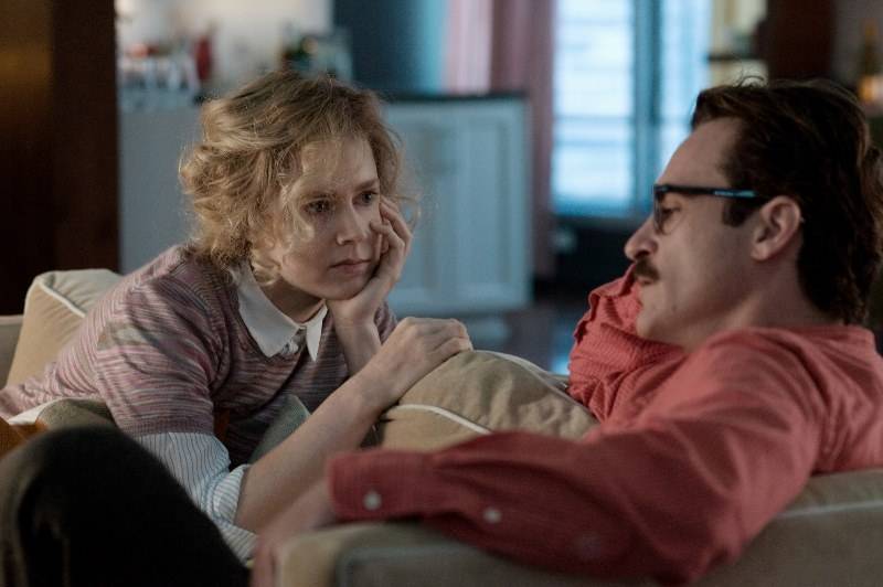 Ela: Theodore (Joaquin Phoenix) se apaixona pela voz de um programa informático