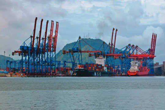 o porto de santos. uma espécie de navio carregando conteineres.