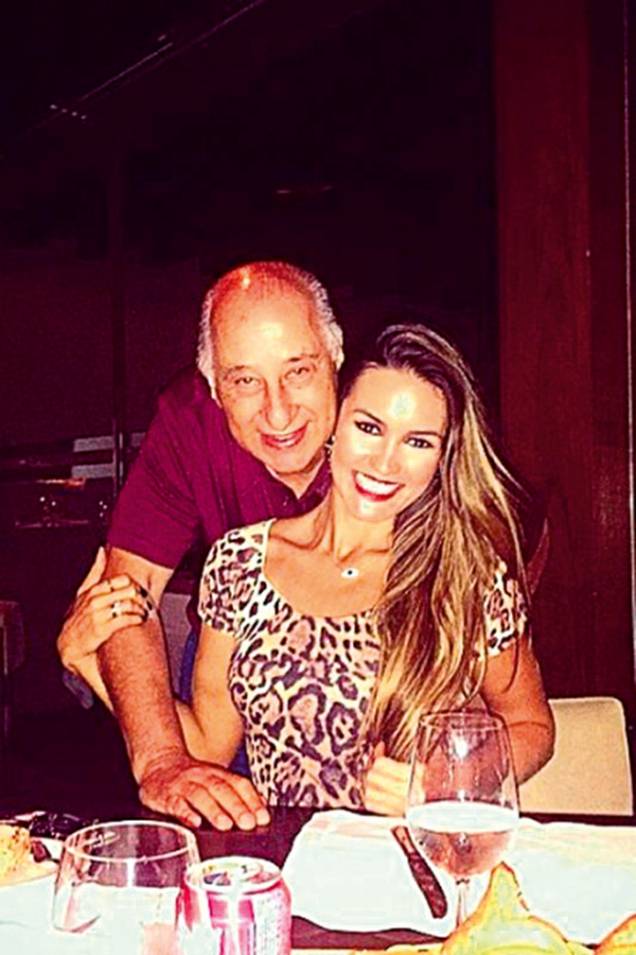 Carol Muniz: Com cinco dias de namoro, ela ganhou um Mercedes. O romance engatouem agosto de 2014, logo após a aparição dela na capa da Sexy. Durou três meses. Carol Muniz: Com cinco dias de namoro, ela ganhou um Mercedes. O romance engatouem agosto de 2014, logo após a aparição dela na capa da Sexy. Durou três meses.