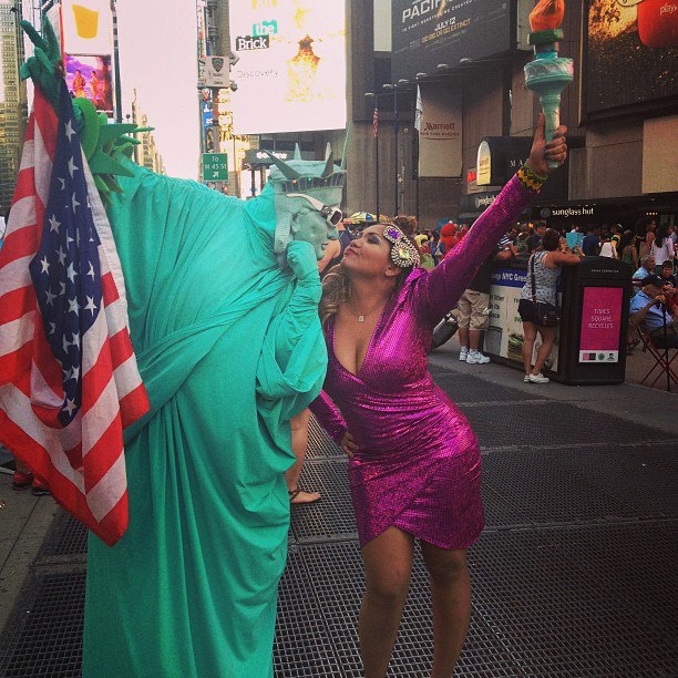 Gaby Amarantos grava o programa “Gaby Gringa” no exterior