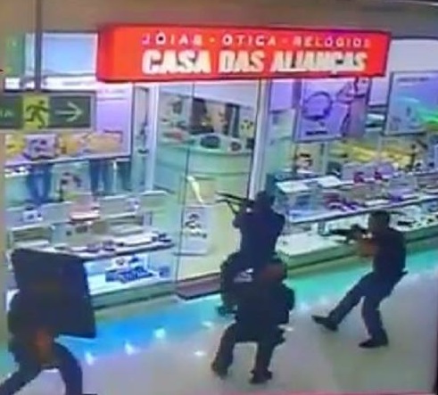 Trio de jovens é preso ao tentar roubar joalheria em shopping