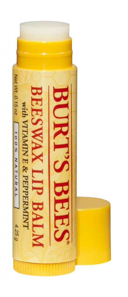 Protetor Labial, da Burt´s Bees. Possui cera de abelha em sua fórmula, que é natural e enriquecida com coco, óleo de girassol, vitamina e ácidos graxos essenciais que nutrem, condicionam e suavizam os lábios. O óleo de hortelã presente na fórmula proporciona sensação de refrescância. Preço Sugerido: R$ 15,90. SAC: 0800-550203