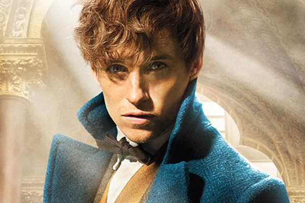 Eddie Redmayne aparece caracterizado na primeira foto oficial de “Animais Fantásticos e Onde Habitam”