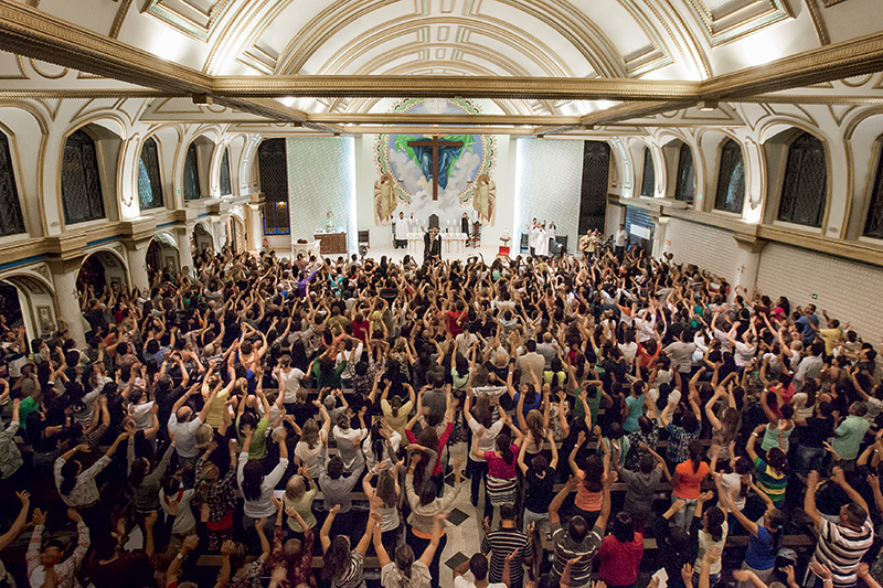 Padre conhecido como Elvis atrai mais de 1 000 fiéis por missa