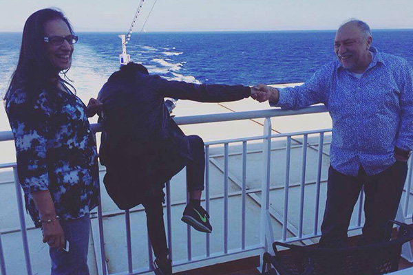 Após passar lua de mel sem o marido, mulher resolve fazer álbum de viagem “tragicômico”