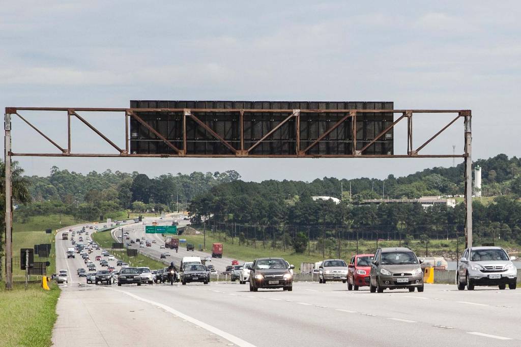 Acidente entre ônibus e caminhão na Imigrantes deixa um morto e vinte feridos