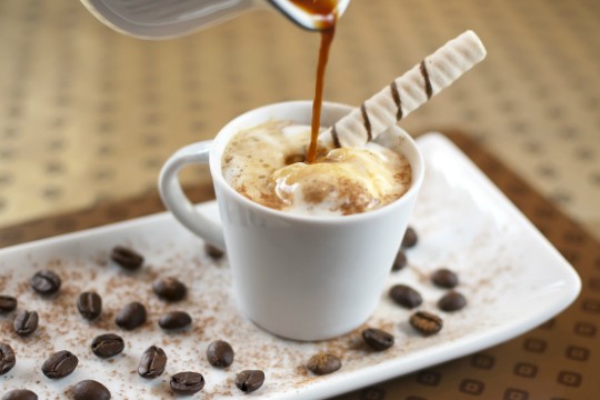 Escafandro: expresso, licor Amarula, sorvete de creme, chocolate em pó e canudo de biju (R$ 11,60 - 100 ml)
