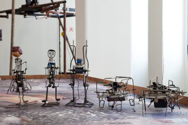 Os robôs, criados por artistas do interior da China, foram adquiridos por Cai Os robôs, criados por artistas do interior da China, foram adquiridos por Cai