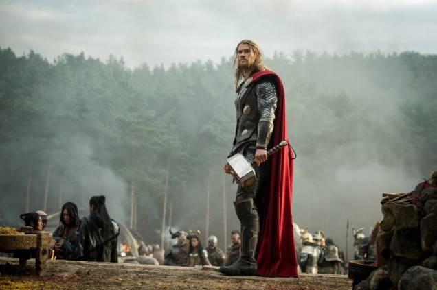 Thor - O Mundo Sombrio: Chris Hemsworth, embates e romance na pele de Thor, o Deus do Trovão Thor - O Mundo Sombrio: Chris Hemsworth, embates e romance na pele de Thor, o Deus do Trovão