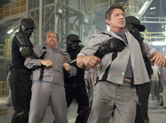 Rota de Fuga: terceiro filme onde Arnold Schwarzenegger e Sylvester Stallone atuam juntos. Os anteriores foram Os Mercenários (2010) e Os Mercenários 2 (2012) Rota de Fuga: terceiro filme onde Arnold Schwarzenegger e Sylvester Stallone atuam juntos. Os anteriores foram Os Mercenários (2010) e Os Mercenários 2 (2012)