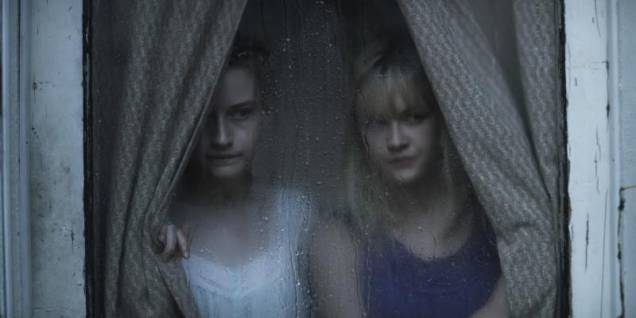 Somos o Que Somos: as adolescentes Iris e Rose Somos o Que Somos: as adolescentes Iris e Rose