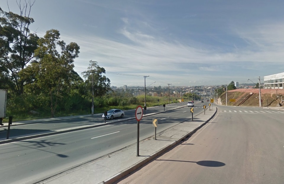 Mulher morre atingida por poste em Jandira