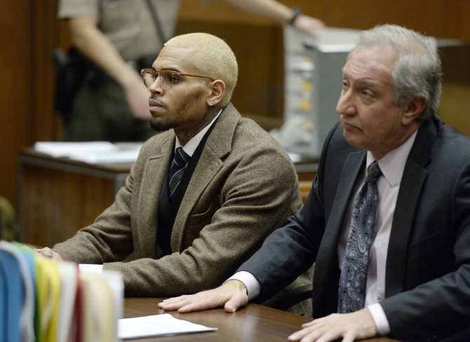 2645979715-chris-brown-e-seu-advogado-mark-geragos-no-tribunal-em-dezembro-de-2013