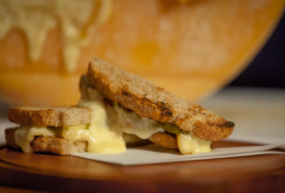 sanduíche raclette - queijo quente