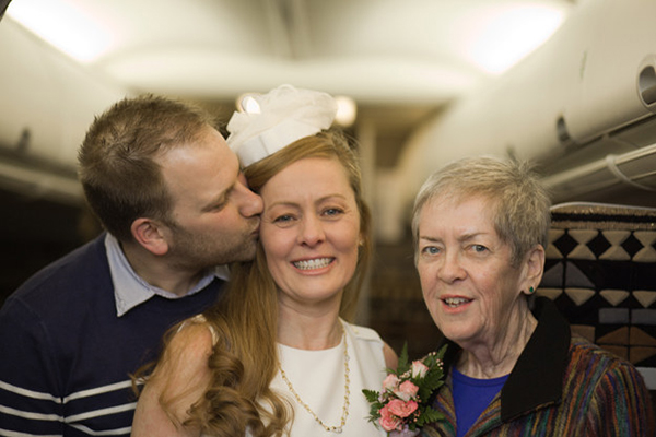 Para realizar o sonho da mãe com câncer, mulher organiza casamento dentro de avião em pleno voo