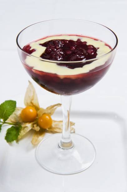 Sagu de frutas vermelhas ao creme de baunilha: sobremesa do Rosmarino