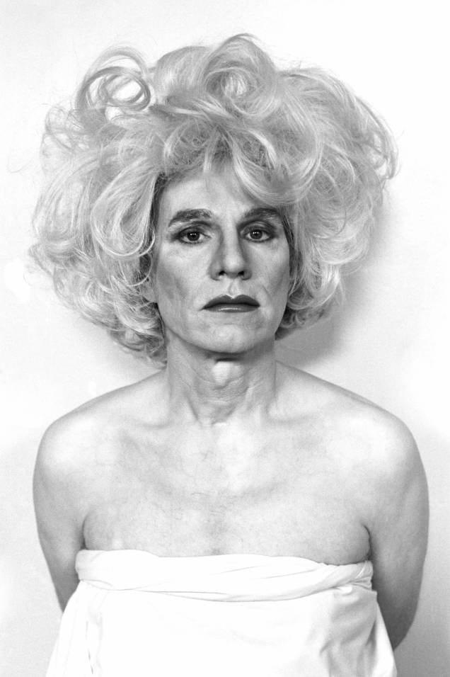 Andy Warhol retratado como mulher: mostra reúne cinquenta imagens Andy Warhol retratado como mulher: mostra reúne cinquenta imagens
