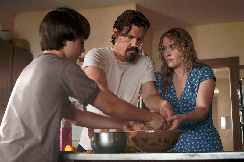 Refém da Paixão: o misterioso Frank (Josh Brolin), Adele (Kate Winslet) e seu filho Henry (Gattlin Griffith)