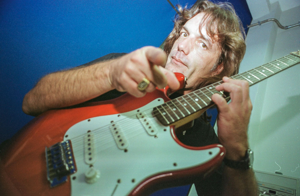 Conheça um dos maiores guitarristas da história do rock brasileiro