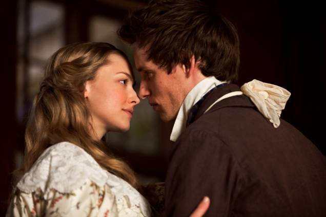 Os Miseráveis: Amanda Seyfried e Eddie Redmayne estão no elenco do drama musical Os Miseráveis: Amanda Seyfried e Eddie Redmayne estão no elenco do drama musical