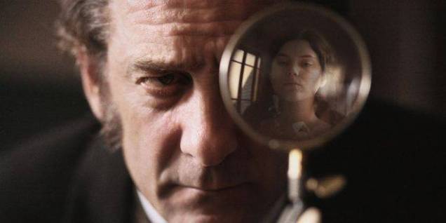 Augustine: professor Charcot (Vincent Lindon) usa Augustine (SoKo) para ser sua cobaia em um estudo Augustine: professor Charcot (Vincent Lindon) usa Augustine (SoKo) para ser sua cobaia em um estudo