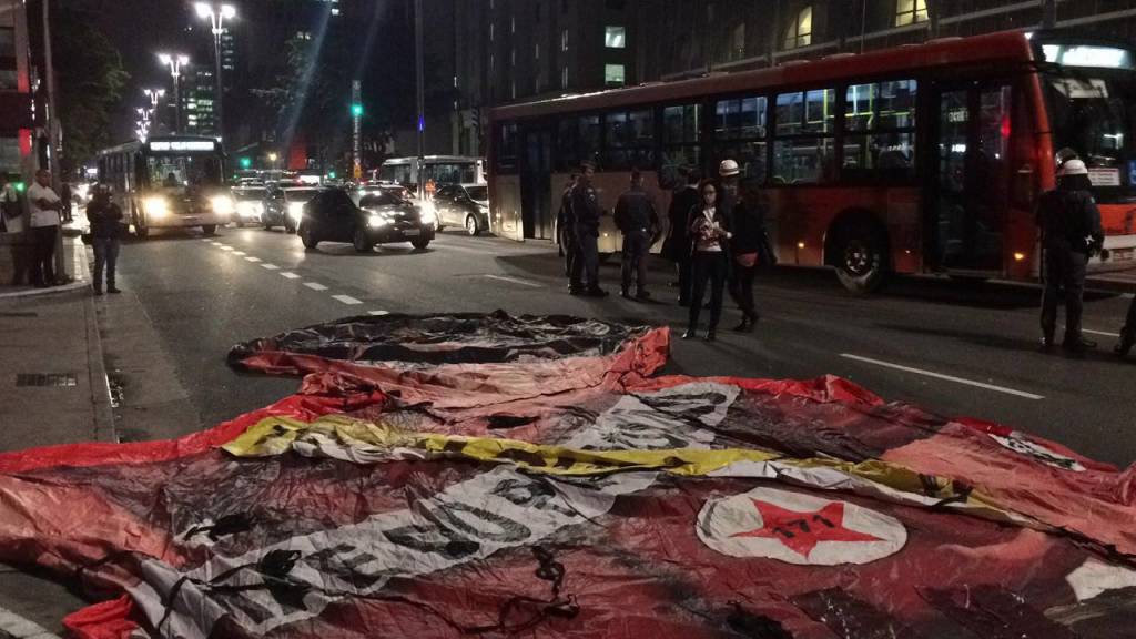 Protestos contra impeachment tem vandalismo e confronto com a PM no centro da cidade